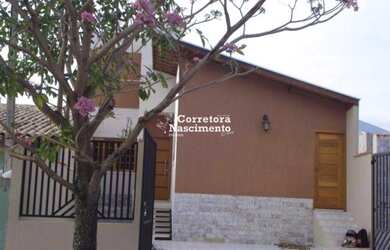 Imagem: A casa possui 3 Dormitórios, 2 Banheiros, 3 Vagas na garagem