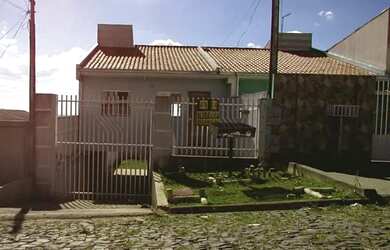 Imagem: A casa possui 4 Dormitórios, 2 Banheiros, 2 Vagas na garagem