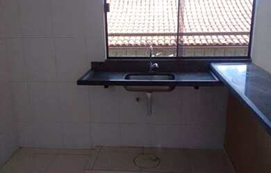 Imagem: A casa possui 1 Dormitório, 1 Banheiro, 1 Vaga na garagem e