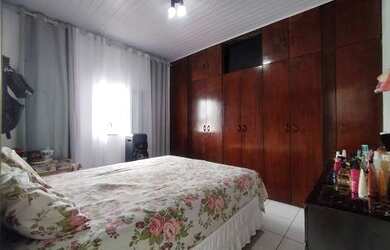 Imagem: A casa possui 3 Dormitórios, 4 Banheiros, 5 Vagas na garagem