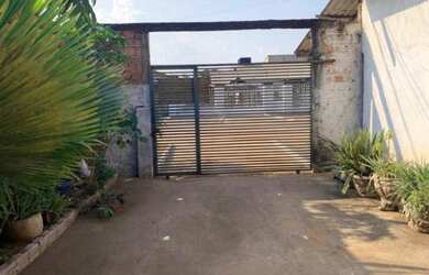 Imagem: A casa possui 3 Dormitórios, 2 Banheiros, 2 Vagas na garagem