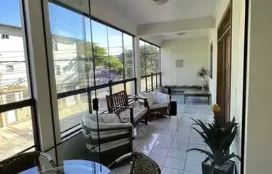 Imagem: A casa possui 3 Dormitórios, 3 Banheiros, 5 Vagas na garagem