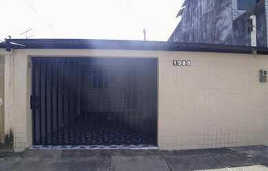 Imagem: A casa possui 2 Dormitórios, 1 Banheiro, 1 Vaga na garagem