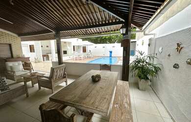 Imagem: A casa possui 4 Dormitórios, 4 Banheiros, 5 Vagas na garagem