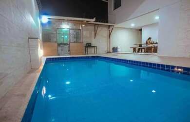 Imagem: A casa possui 4 Dormitórios, 3 Banheiros, 5 Vagas na garagem