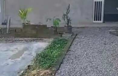 Imagem: A casa possui 3 Dormitórios, 1 Banheiro, 1 Vaga na garagem