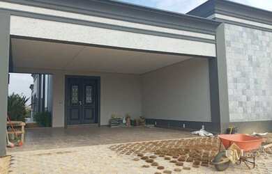 Imagem: A casa em condomínio possui 4 Dormitórios, 5 Banheiros, 2