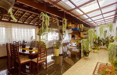 Imagem: A casa possui 3 Dormitórios, 4 Banheiros, 5 Vagas na garagem