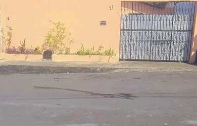 Imagem: A casa possui 2 Dormitórios, 2 Banheiros, 2 Vagas na garagem