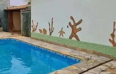 Imagem: A casa possui 3 Dormitórios, 2 Banheiros, 220m² de Área e