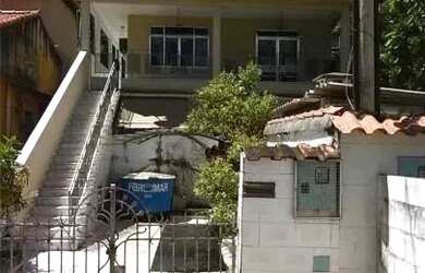 Imagem: A casa possui 3 Dormitórios, 1 Banheiro, 2 Vagas na garagem