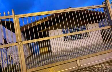 Imagem: A casa possui 4 Dormitórios, Acomodam 15 pessoas, 5 Vagas na