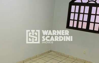 Imagem: A casa possui 2 Dormitórios, 2 Banheiros, 2 Vagas na garagem