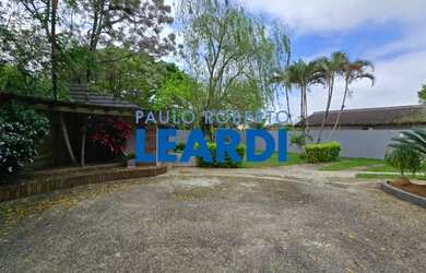 Imagem: A casa possui 4 Dormitórios, 5 Banheiros, 2 Vagas na garagem