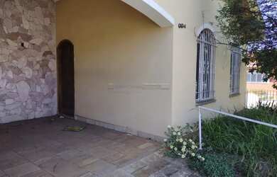 Imagem: A casa possui 3 Dormitórios, 3 Banheiros, 5 Vagas na garagem