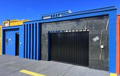 Imagem: A casa possui 3 Dormitórios, 2 Banheiros, 2 Vagas na garagem