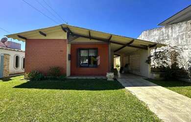 Imagem: A casa possui 3 Dormitórios, 2 Banheiros, 2 Vagas na garagem