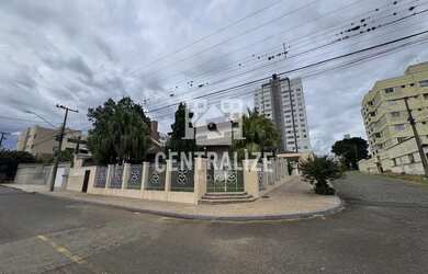 Imagem: A casa possui 3 Dormitórios, 3 Banheiros, 3 Vagas na garagem