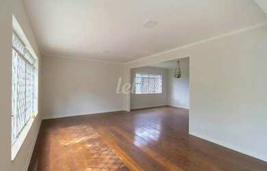 Imagem: A casa possui 4 Dormitórios, 4 Banheiros, 5 Vagas na garagem