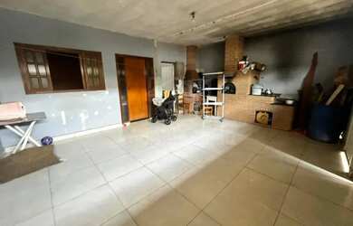 Imagem: A casa possui 3 Dormitórios, 2 Banheiros, 2 Vagas na garagem