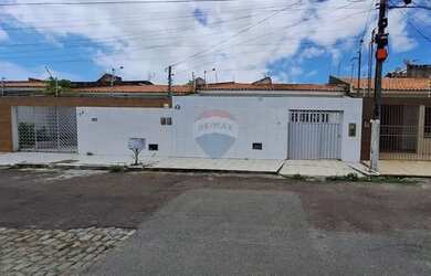 Imagem: A casa possui 5 Dormitórios, 5 Banheiros, 2 Vagas na garagem