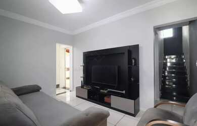 Imagem: A casa possui 2 Dormitórios, 2 Banheiros, 5 Vagas na garagem