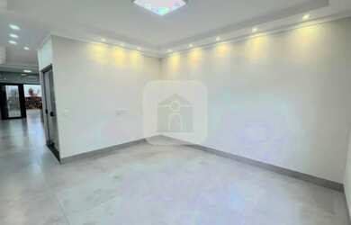 Imagem: A casa possui 3 Dormitórios, 2 Banheiros, 2 Vagas na garagem