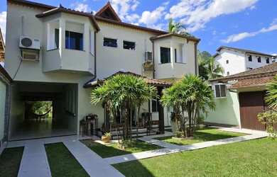 Imagem: A casa possui 4 Dormitórios, 5 Banheiros, 5 Vagas na garagem