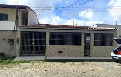 Imagem: A casa possui 3 Dormitórios, 2 Banheiros, 2 Vagas na garagem