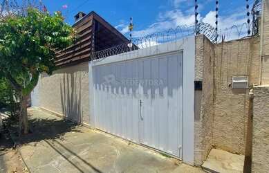 Imagem: A casa possui 2 Dormitórios, 2 Banheiros, 4 Vagas na garagem