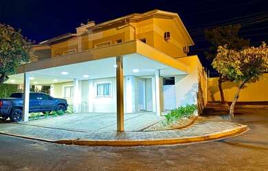 Imagem: A casa em condomínio possui 3 Dormitórios, 3 Banheiros, 2