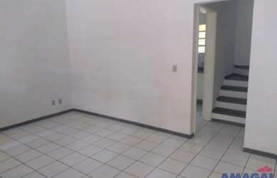 Imagem: A casa possui 2 Dormitórios, 1 Banheiro, 2 Vagas na garagem