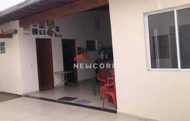 Imagem: A casa possui 2 Dormitórios, 3 Banheiros, 2 Vagas na garagem