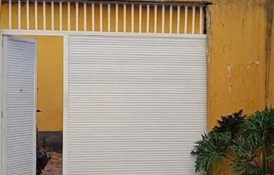 Imagem: A casa possui 3 Dormitórios, 1 Banheiro, 2 Vagas na garagem