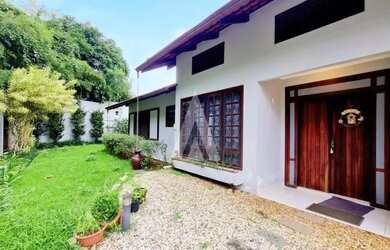 Imagem: A casa possui 3 Dormitórios, 2 Banheiros, 2 Vagas na garagem