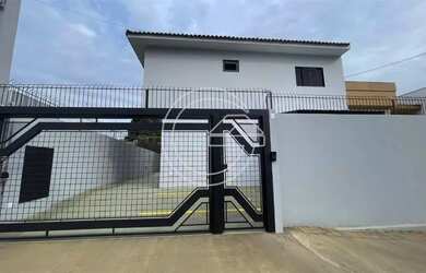 Imagem: A casa possui 2 Dormitórios, 1 Banheiro, 1 Vaga na garagem