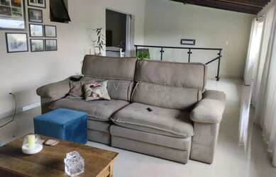 Imagem: A casa possui 2 Dormitórios, 3 Banheiros, 4 Vagas na garagem