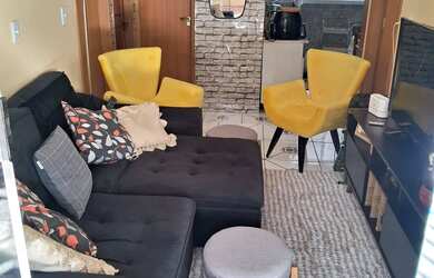 Imagem: A casa possui 3 Dormitórios, 1 Banheiro, 2 Vagas na garagem