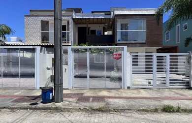 Imagem: A casa possui 3 Dormitórios, 3 Banheiros, 2 Vagas na garagem