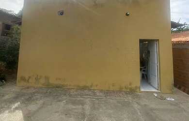 Imagem: A casa possui 2 Dormitórios, 1 Banheiro, 300m² de Área e