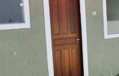 Imagem: A casa em condomínio possui 1 Banheiro, 1 Vaga na garagem