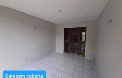 Imagem: A casa possui 2 Dormitórios, 2 Banheiros, 2 Vagas na garagem