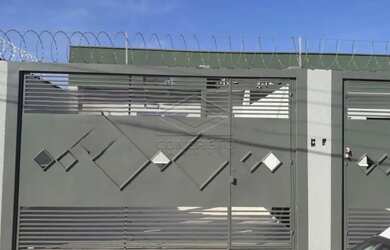 Imagem: A casa à venda possui 2 Dormitórios, 1 Banheiro, 2 Vagas na