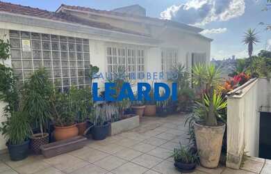 Imagem: A casa possui 3 Dormitórios, 4 Banheiros, 5 Vagas na garagem