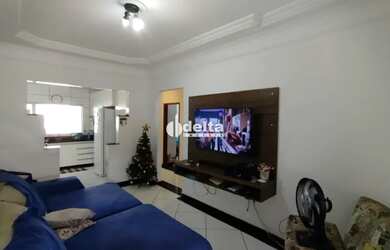 Imagem: A casa possui 3 Dormitórios, 2 Banheiros, 2 Vagas na garagem