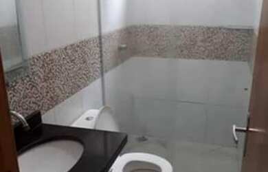 Imagem: A casa possui 2 Dormitórios, 1 Banheiro, 2 Vagas na garagem