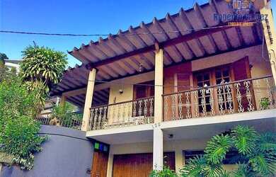 Imagem: A casa possui 4 Dormitórios, 5 Banheiros, 3 Vagas na garagem