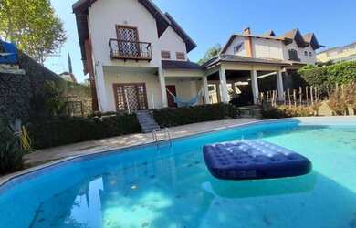 Imagem: A casa possui 3 Dormitórios, 3 Banheiros, 344m² de Área e