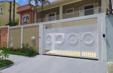 Imagem: A casa possui 3 Dormitórios, 4 Banheiros, 4 Vagas na garagem