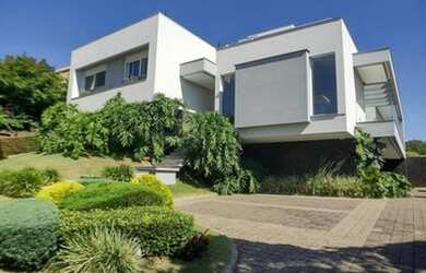 Imagem: A casa possui 3 Dormitórios, 3 Banheiros, 5 Vagas na garagem